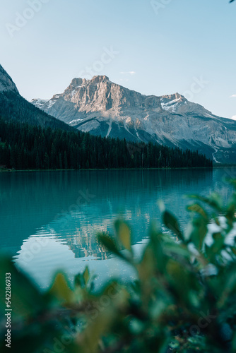 Fototapeta Naklejka Na Ścianę i Meble -  Blue lake in the canadian Rocky mountains