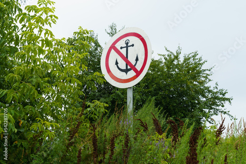 A prohibitory sign on the shore that it is forbidden to moor and anchor ships