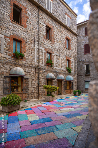 Bunt bemalter Boden in einer engen Gasse in Tempio Pausania auf Sardinien