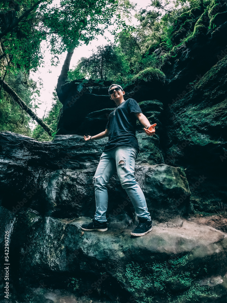 Obraz premium Frau entdeckt die Berge