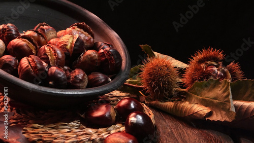 Fotografie Roasted chestnuts and leaves