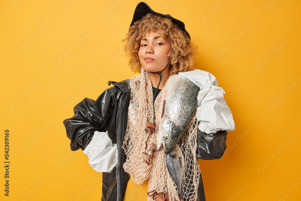 Serious fisherwoman poses with big stout on shoulder boasts of her big ...
