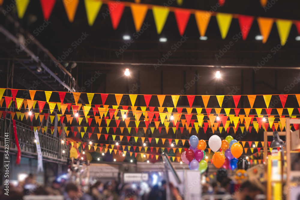 Fotografia do Stock Crowded Christmas market with New Year decorations and multicolored flags