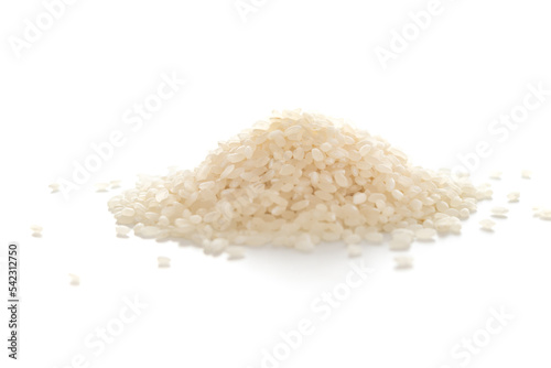 白いテーブルの上に白い米粒の山