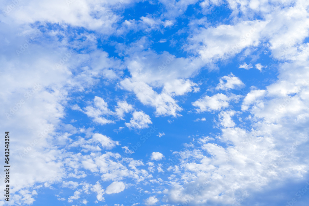 雲が多めの空