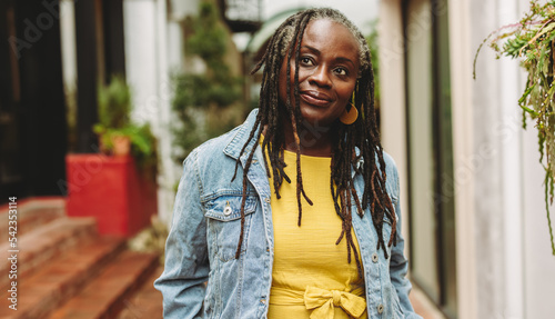 Valokuva Mature woman with dreadlocks standing outdoors