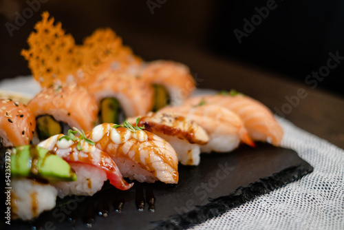 Gemischter Sushi und Maki Rollen Teller mit Kaviar 