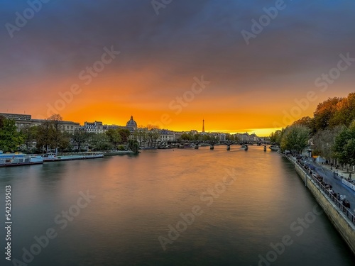 Autumn in Paris S1E2 © Long