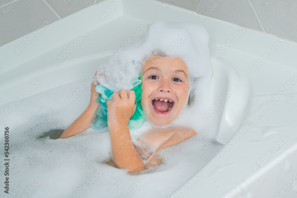 Children bathing. Kid in a bath tub. Washing in bath with soap suds on hair. Child taking bath. Closeup portrait of smiling kid, health care and kids hygiene. Kids face in bath tub with foam. - obrazy, fototapety, plakaty 