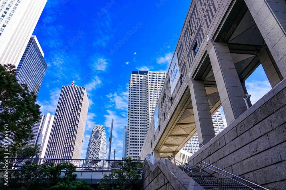 秋晴れの東京都庁前から西新宿の高層ビル群