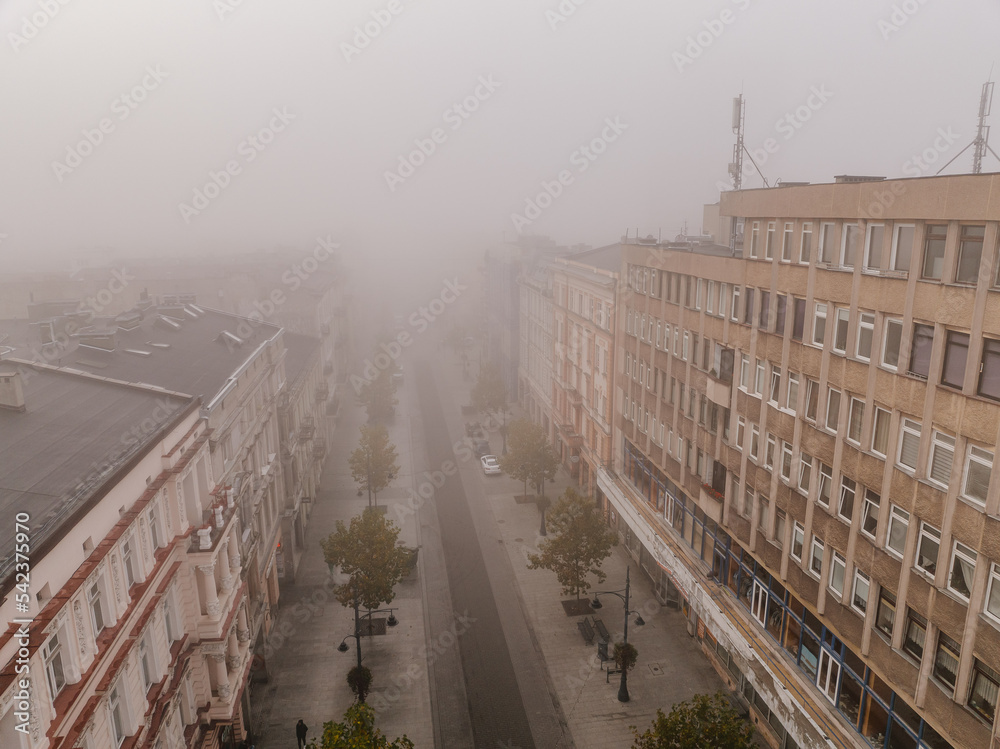 Mgła nad ulicą Piotrkowską w Łodzi