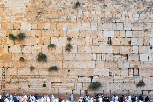 Photographie JERUSALEM, ISRAEL - SEPTEMBER 21, 2022: Jewish believers praying at the Western wall