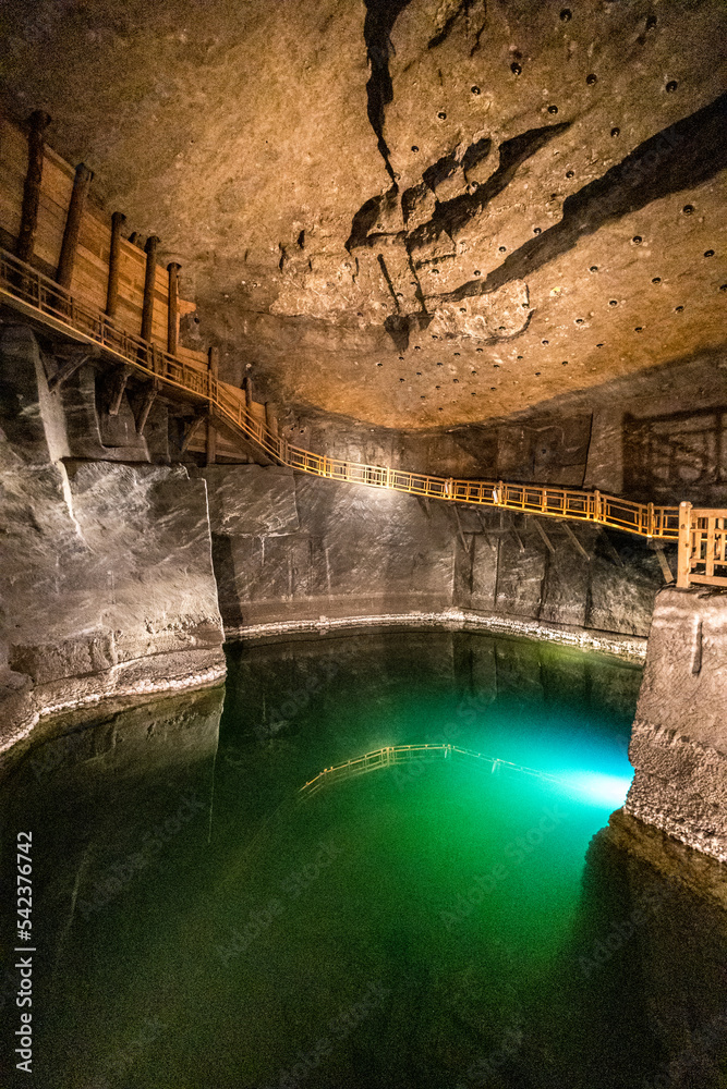 Podziemne jezioro w kopalni soli w Wieliczce. - obrazy, fototapety, plakaty 