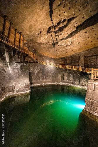Podziemne jezioro w kopalni soli w Wieliczce.