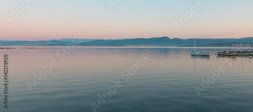 Cuadro en lienzo Mer Méditerranée calme à l'aube sur la Côte d'Azur à Six-Fours-Les-Plages