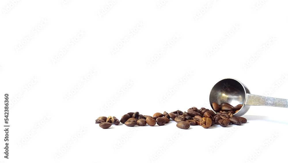 Obraz premium Ziarna kawy rozsypane łyżką na białym tle