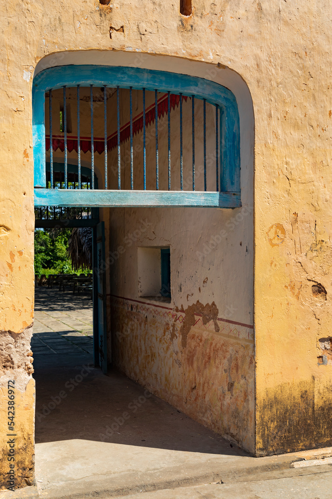 Fototapeta premium Prison Island die Gefängnisinsel auf Sansibar im Indischen Ozean von Tansania. Teile der Gebäude im Innenhof vom Gefängnis Changuu.