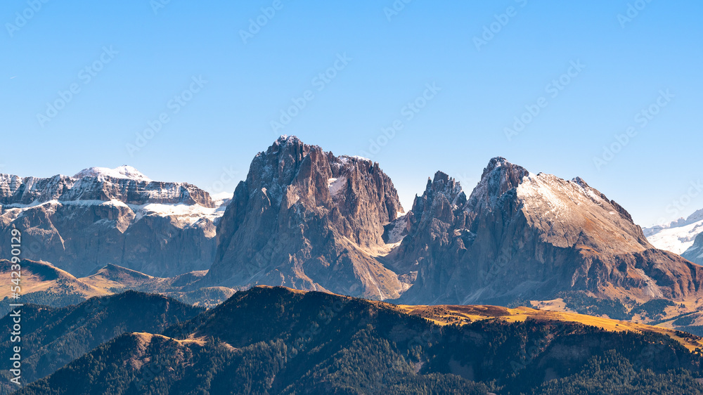 Dolomiten Bergpanorama bei strahlendem Sonnenschein in Südtirol