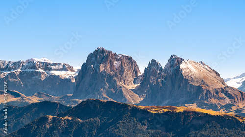 Dolomiten Bergpanorama bei strahlendem Sonnenschein in Südtirol © FSteiger