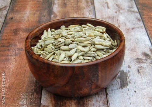 Schilderij op canvas Peeled Sunflower Seeds in a wooden bowl