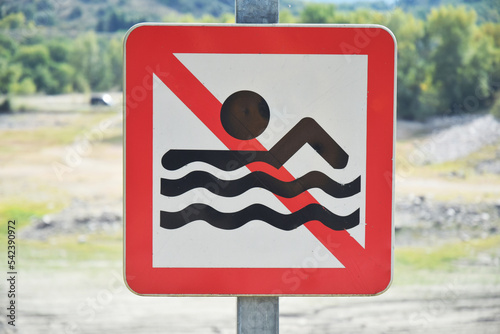 Panneau baignade interdite.