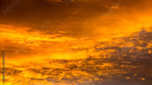 coucher de soleil sur un ciel orange nuageux  photo
