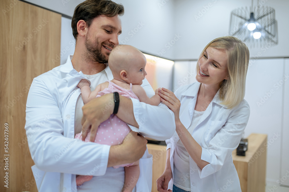 Obraz premium Experienced pediatric doctors checking the reflexes of the newborn