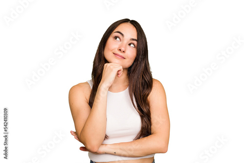 Photographie Young caucasian woman isolated on green chroma background thinking and looking up, being reflective, contemplating, having a fantasy