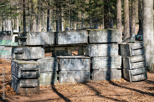 Foto Wall made of chests and Paintball trunks to hide, fortification among the trees
