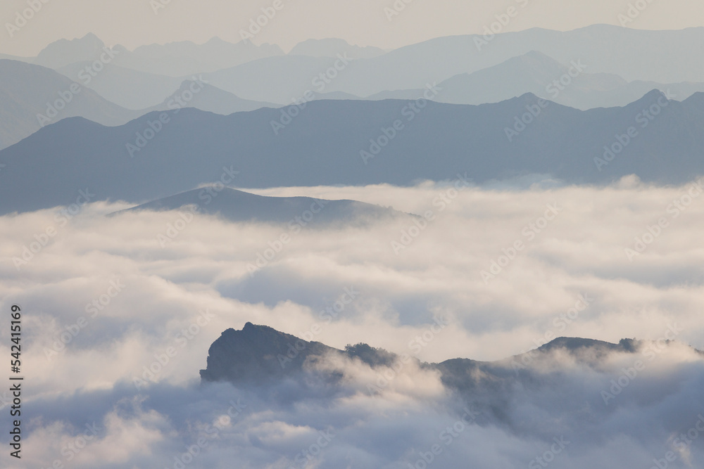 Crestas de montaña sobre la niebla en el parque nacional de picos de europa