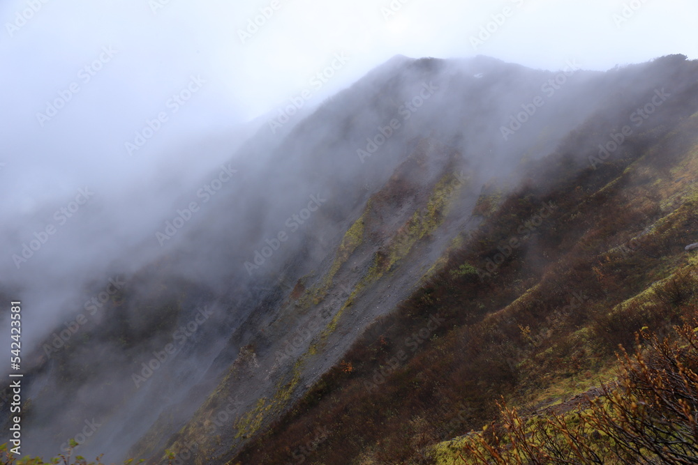 雲がかかり荒々しい鳥取県の秋の伯耆大山