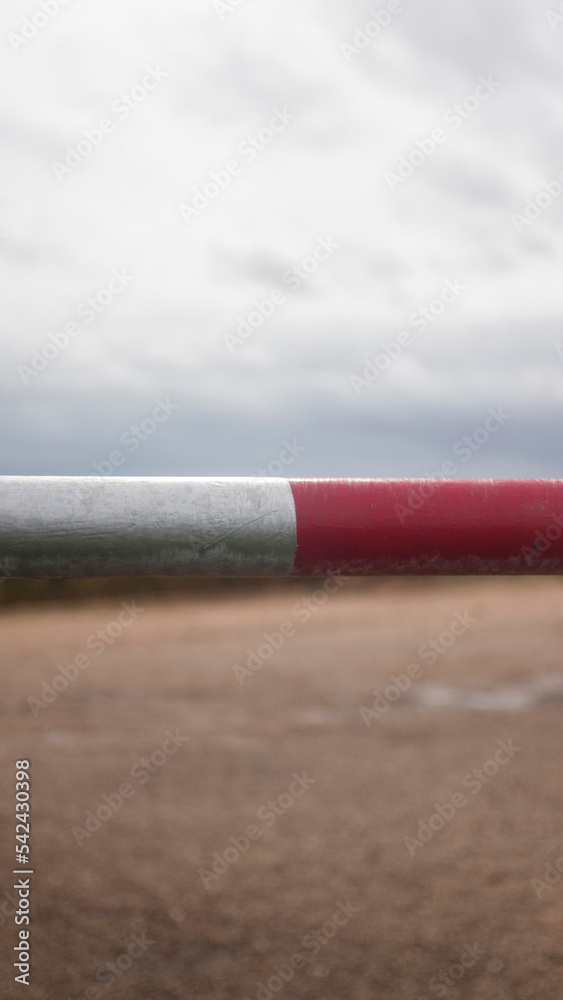 Barra metálica en roja y blanca en campo Barra metálica en roja y blanca en campo