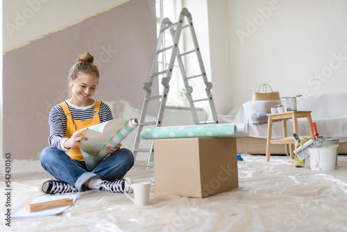 Tableau sur toile Happy young woman having break during renovation her aparatment