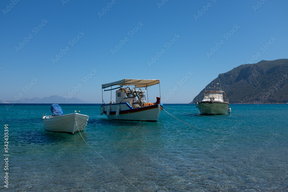 Drei liegende Boote vor griechischer Küste im Mittelmeer