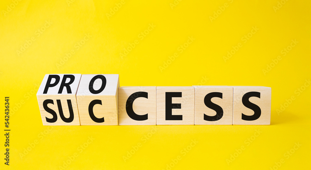 Obraz premium Process and Success symbol. Turned cubes with words success and process. Beautiful yellow background. Business and process and success concept. Copy space
