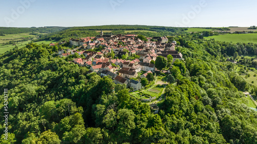 Vue aérienne de Flavigny-sur-Ozerain, l'un des plus beaux villages de France
