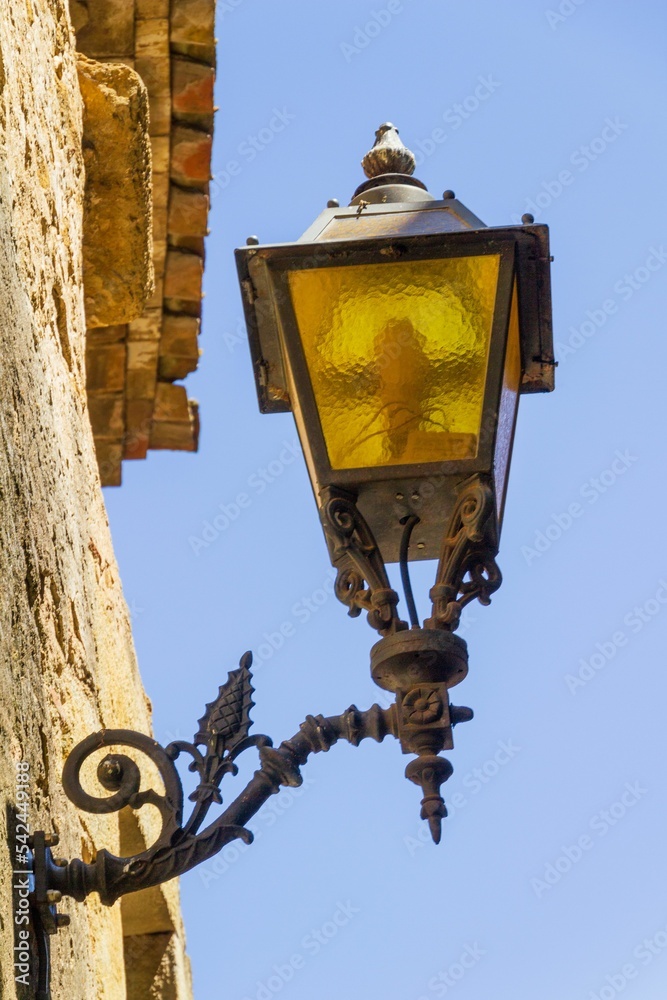Fototapeta premium Vertical shot of vintage street flashlight attached to a stone building