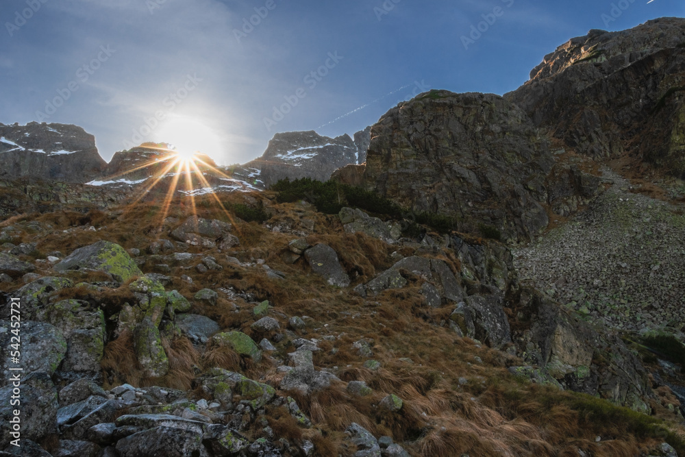krajobraz jesienny w górach Tatry słońce kolory jesieni