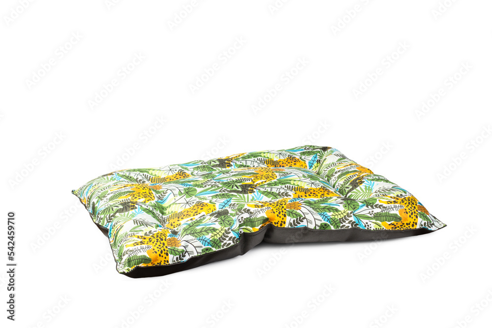 Cama para mascotas de con dibujos de colores sobre un fondo blanco liso y aislado. Vista de frente y de cerca. Copy space Cama para mascotas de con dibujos de colores sobre un fondo blanco liso y aislado. Vista de frente y de cerca. Copy space