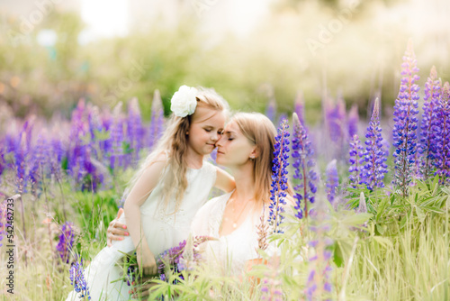 мама и дочка в цветочном поле люпинов