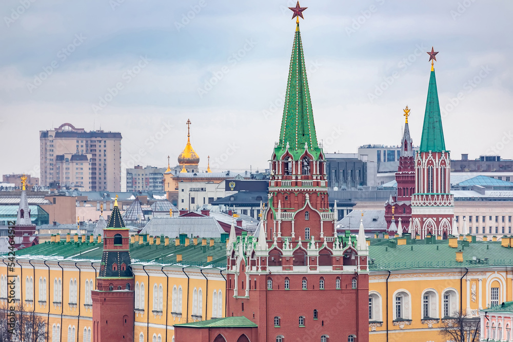 Fototapeta premium View of the Moscow Kremlin on Red Square in Moscow in winter