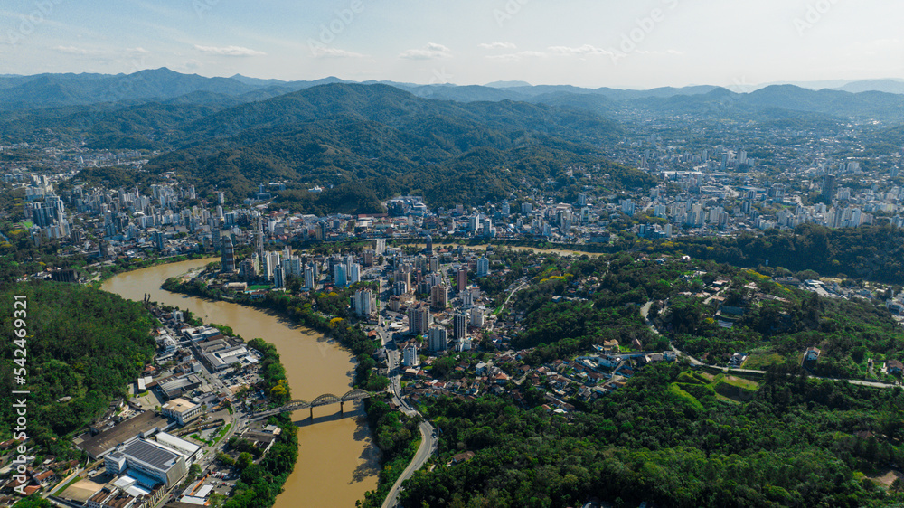 Panoramic view of the city of Blumenau and its bridge of arches, contemplating the Itajaí River that cuts through the city.