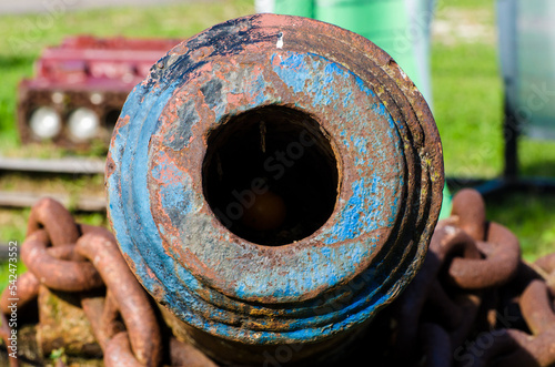 Dettaglio di un vecchio collettore idraulico arrugginito e dipinto di blu photo