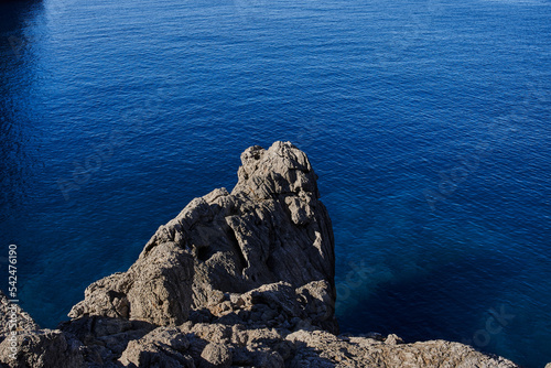Mar azul y roca gris en contraste