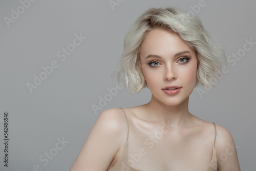 Foto Portrait of a beautiful blonde girl with a short haircut