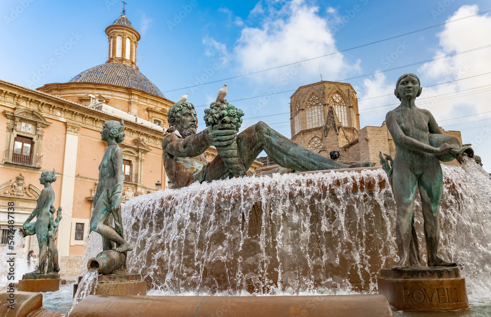 Obraz premium Sculptures at Plaza de la Reina (Valencia)