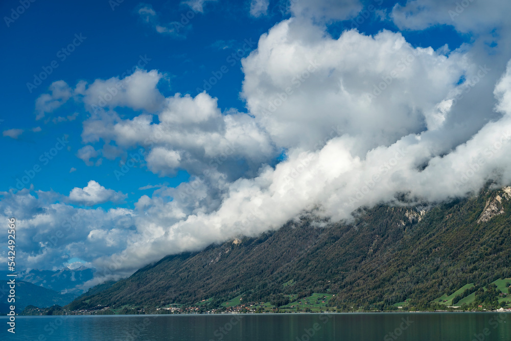 Gebirge mit Cumuluswolken am Brienzer See
