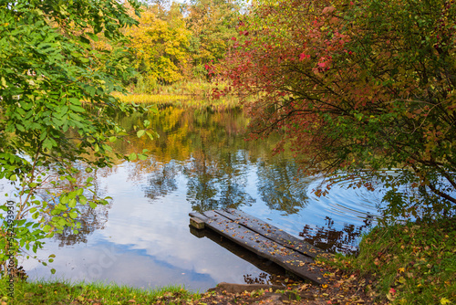 Hölzerner Bootssteg an der Eider bei Flemhude in Schleswig-Holstein im Herbst