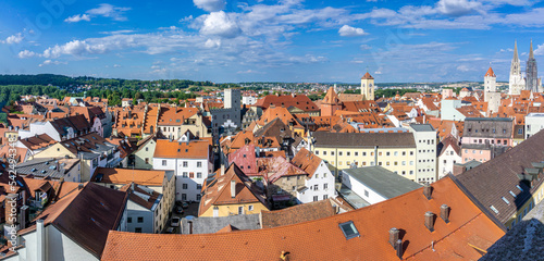 Tourismus Stadt Regensburg: Blick von oben über die Altstadt mit historischen Gebäuden und Dächern, Panorama