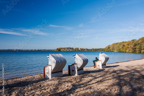 Herbstliche Stimmung,  an der Badestelle auf der Prinzeninsel im Großen Plöner See. Strandkörbe laden ein zum Verweilen photo